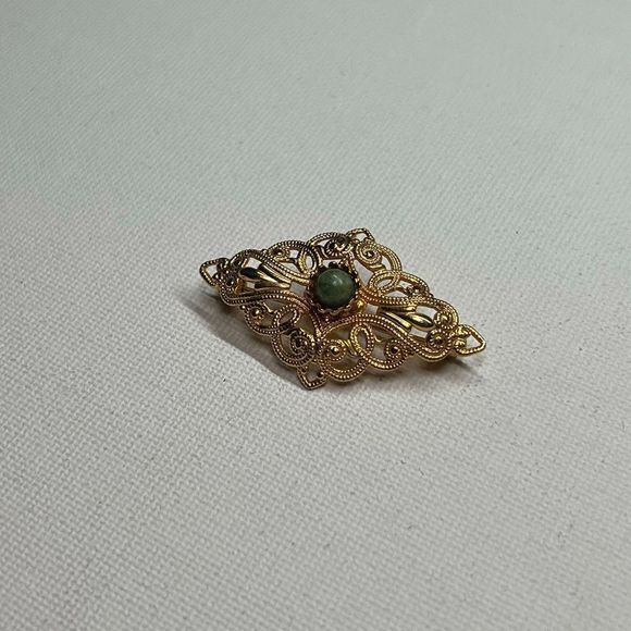 Vintage Jewelry - 𝅺Vintage Gold-Tone Filigree Brooch w/ Green Stone